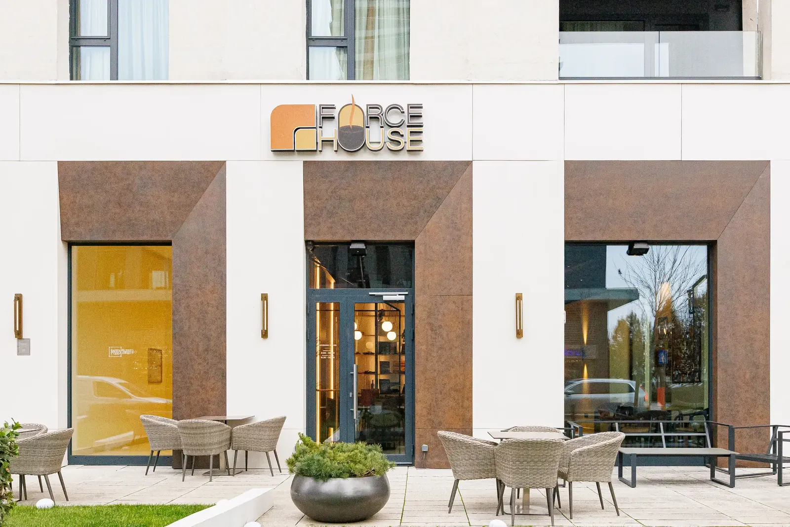 Fasada Force House-a u prizemlju zgrade BW Terra, sa terasom ispred ulaza